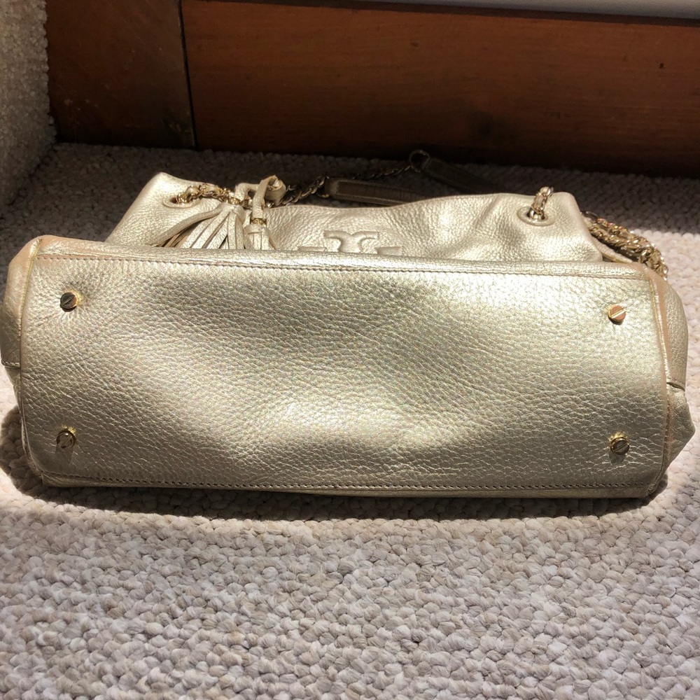 Tory Burch Thea Slouchy Chain Tote Bag in Gold - Picture 3 of 10